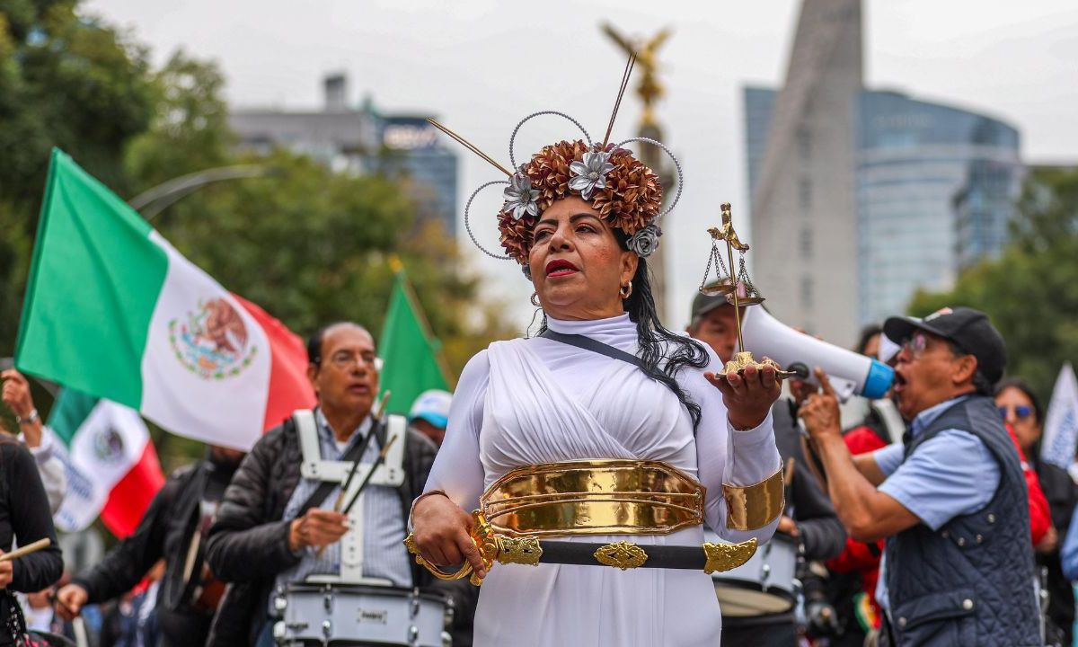 Resistencia. Juzgadores, trabajadores del PJ y simpatizantes marcharon ayer sobre Paseo de la Reforma en contra de la reforma judicial y la elección por voto popular de juzgadores.