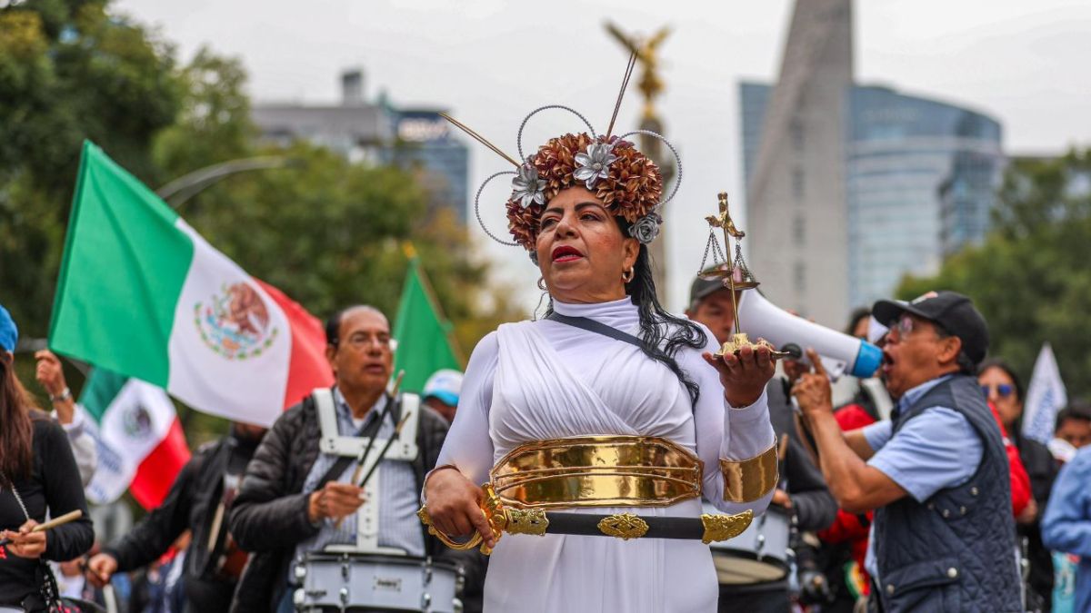 Resistencia. Juzgadores, trabajadores del PJ y simpatizantes marcharon ayer sobre Paseo de la Reforma en contra de la reforma judicial y la elección por voto popular de juzgadores.