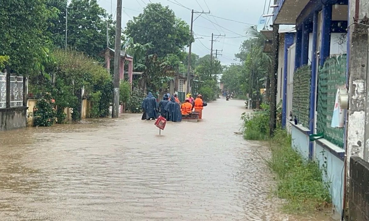 ALERTA. Siguen los estragos por los remanentes de la tormenta tropical en estados como Oaxaca, Veracruz y Quintana Roo.