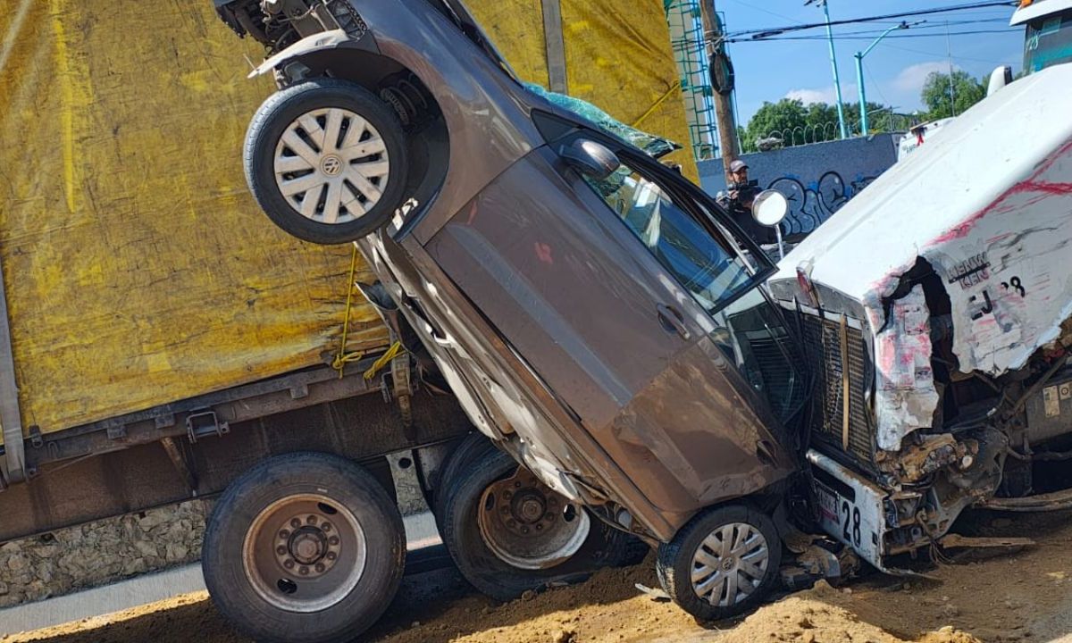 CHOQUE. El tráiler al parecer se quedó sin frenos.