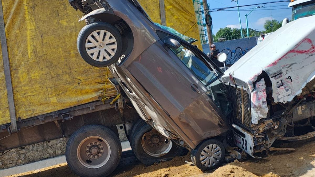 CHOQUE. El tráiler al parecer se quedó sin frenos.