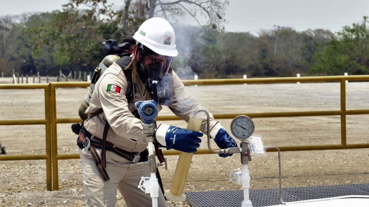 La ASF detectó anomalías financieras por un millón de pesos en Pemex Exploración y Producción por servicio de transporte aéreo de personal.