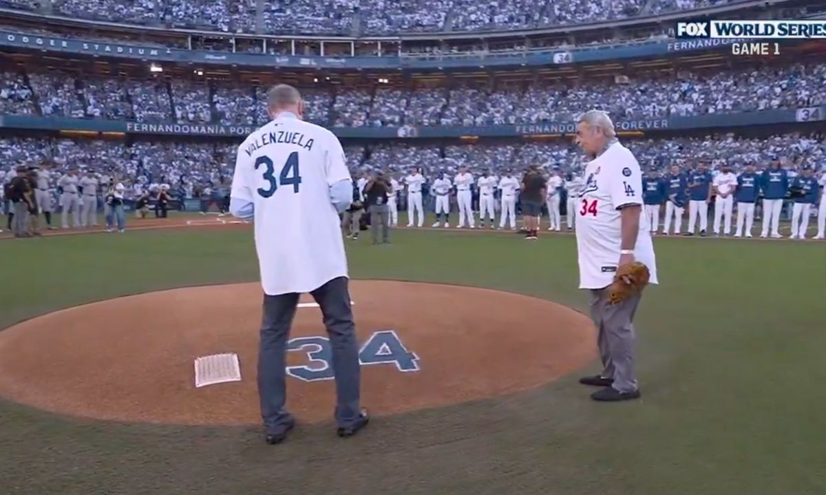 Durante el primer juego de la Serie Mundial los Dodgers rindieron un sentido homenaje a su ex pelotero Fernando Valenzuela.