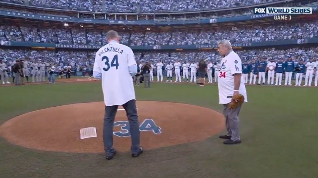 En el marco del primer juego de la Serie Mundial entre Los Ángeles Dodgers y los New York Yankees, se rindió un homenaje al recién fallecido pelotero mexicano Fernando Valenzuela.Durante la ceremon