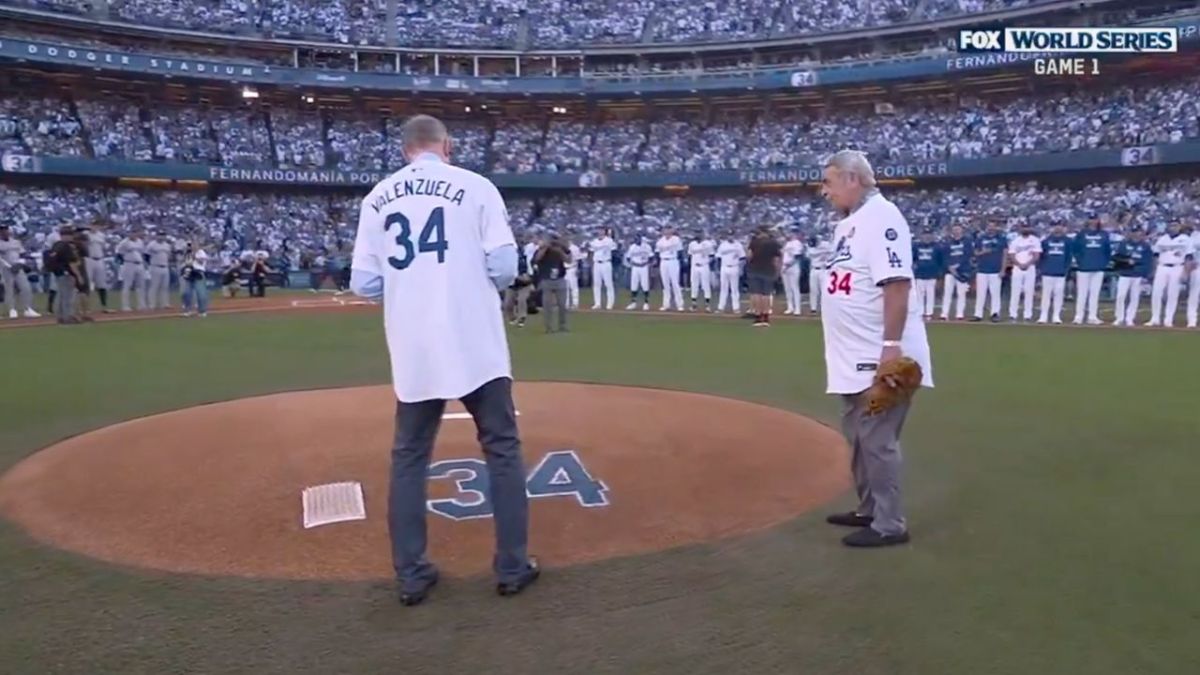 Durante el primer juego de la Serie Mundial los Dodgers rindieron un sentido homenaje a su ex pelotero Fernando Valenzuela.