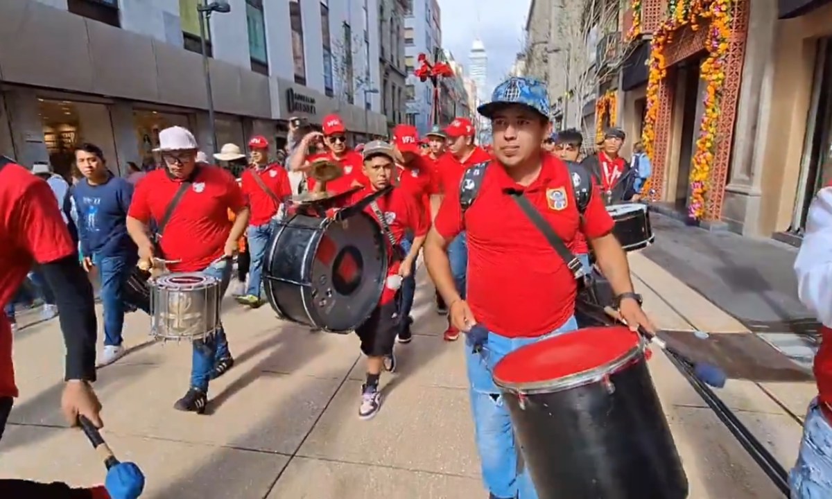 gente llega al zócalo