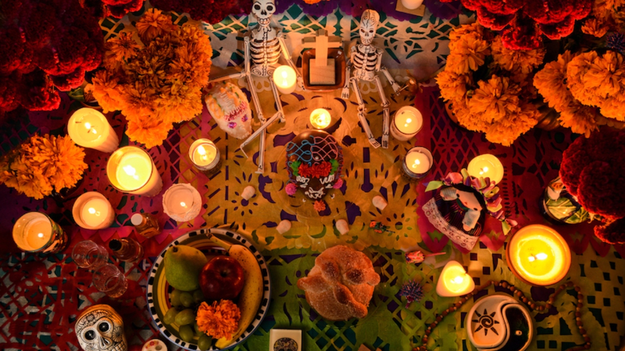 Foto: Especial/ Elementos como las flores, la sal y el agua, son esenciales para la composición del altar