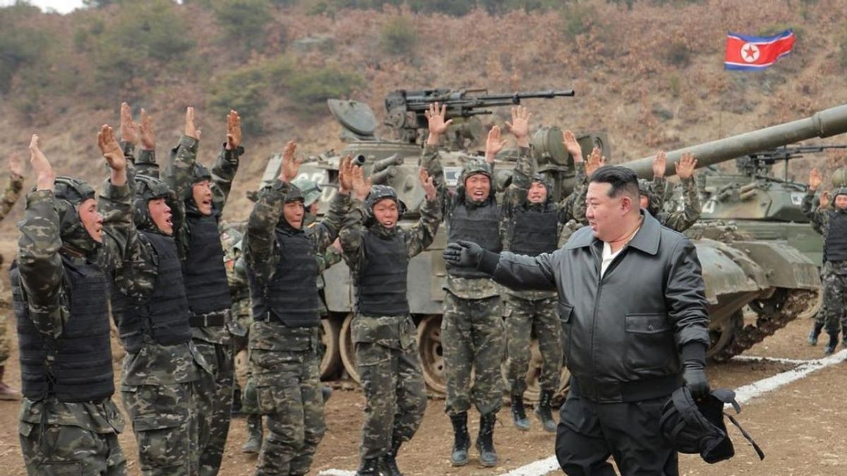 Tropas tanquistas norcoreanas en revista con el mandatario de Corea del Norte, Kim Jong-Un.