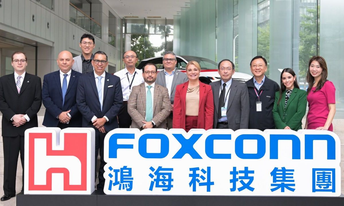 Maru Campos con el CEO de Foxxcon en Taiwán.