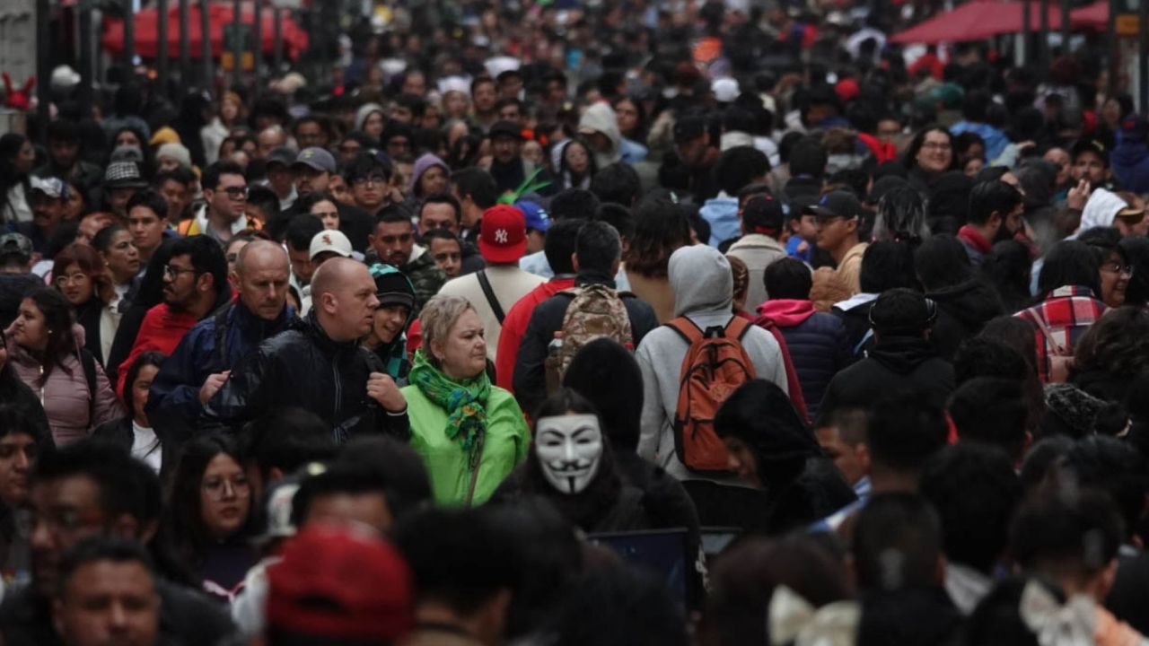 Personas caminando durante el Frente Frío en México.