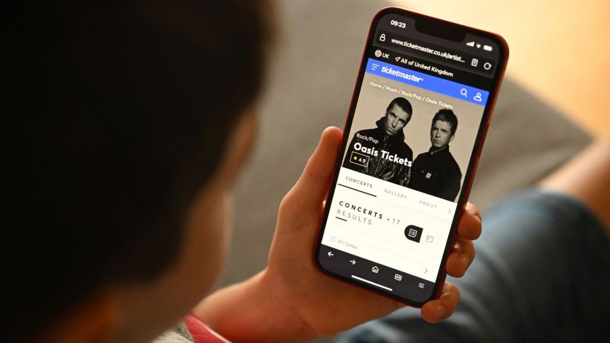 Fan de Oasis viendo desde un celular el sitio de Ticketmaster en el que vendieron los boletos de su reencuentro