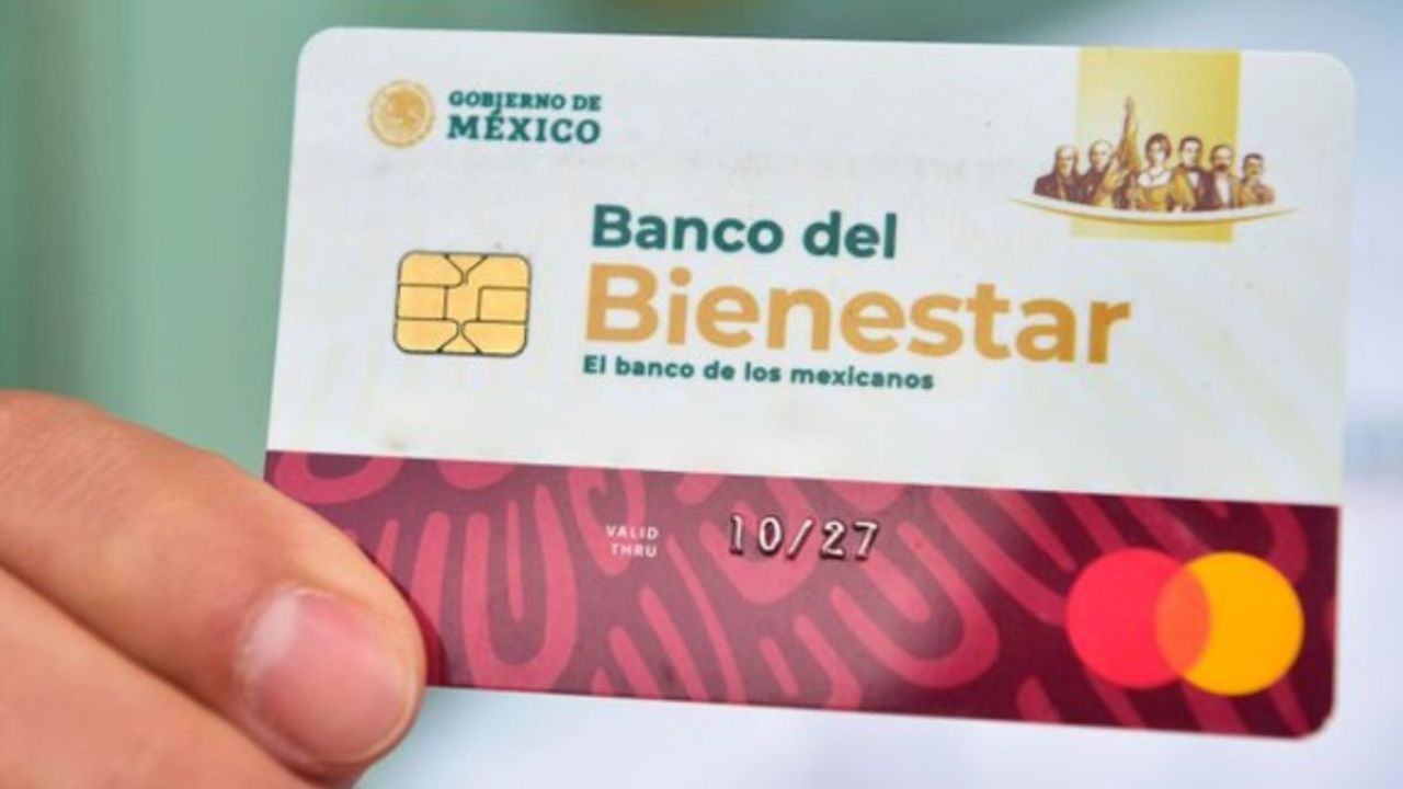 Tarjeta del Banco del Bienestar en mano.