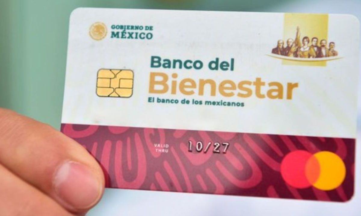 Tarjeta del Banco del Bienestar en mano.