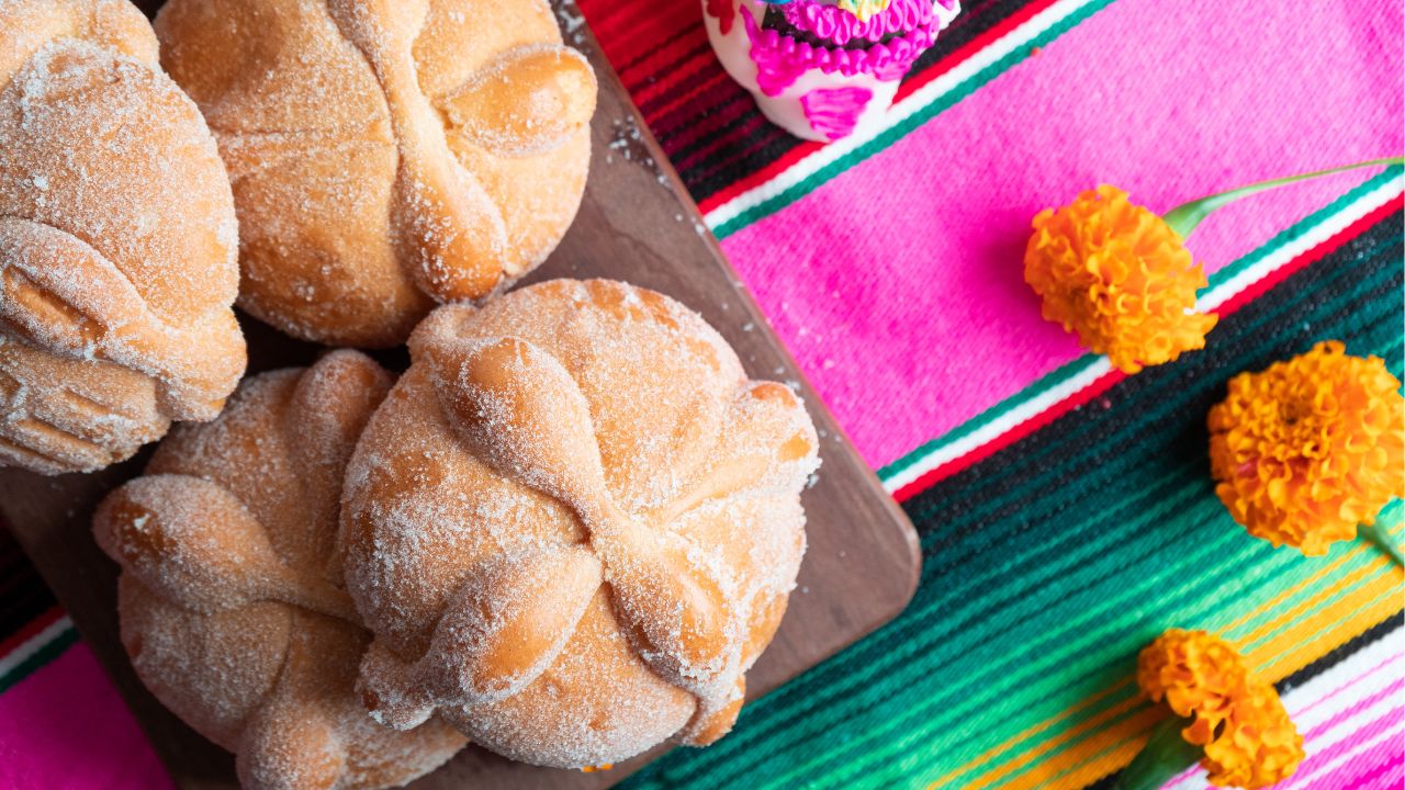 Pan de muerto sobre altar de muertos.