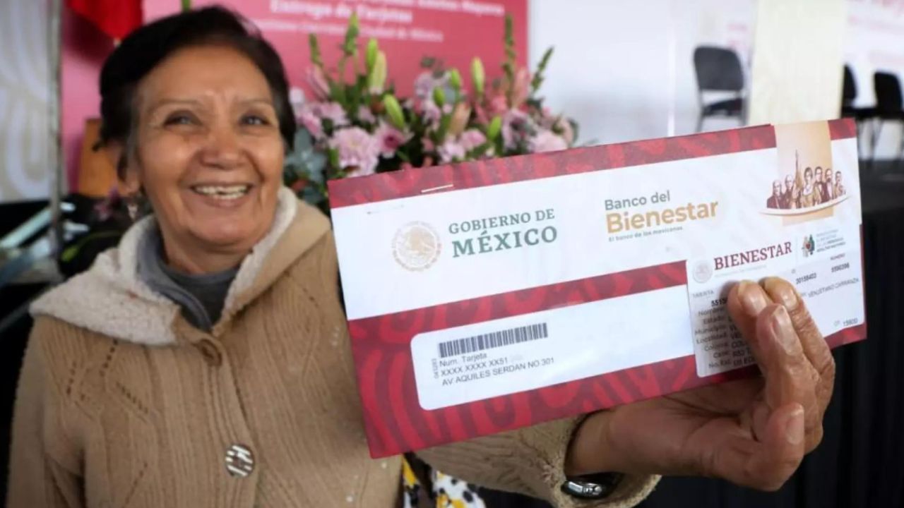 Mujer con su tarjeta de la Pensión Bienestar. 