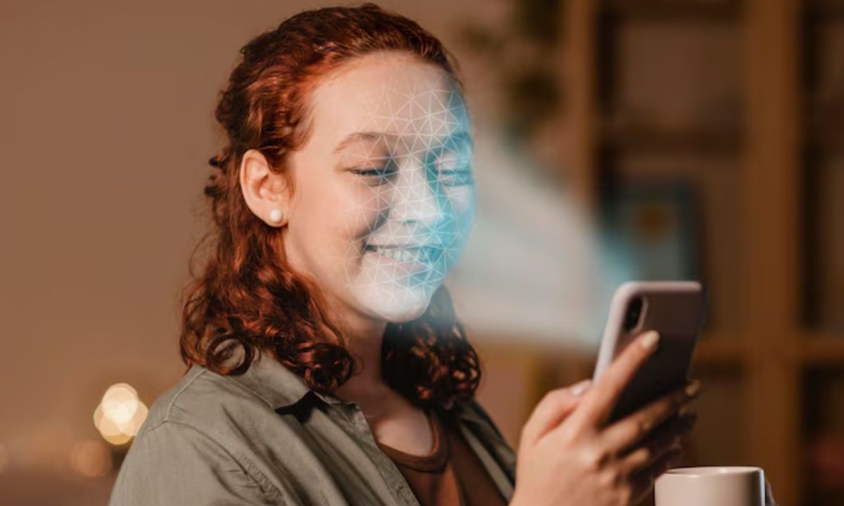 Mujer joven realizando reconocimiento facial en su teléfono celular