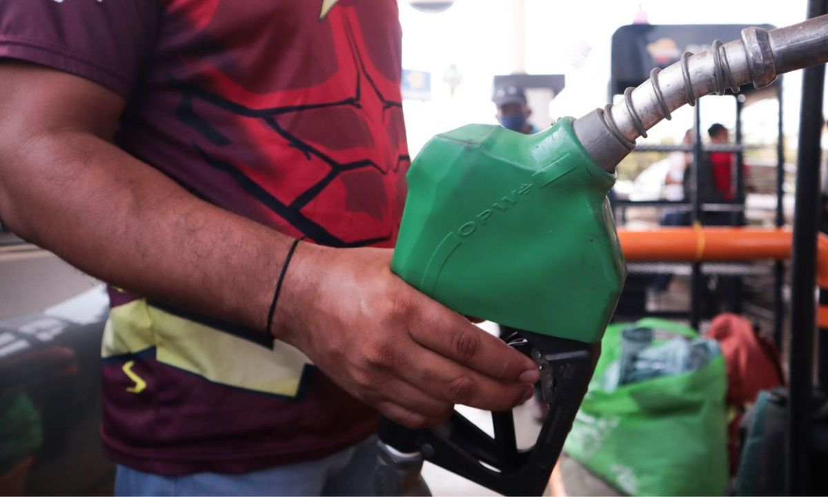 Hombre sosteniendo una bomba de gasolina