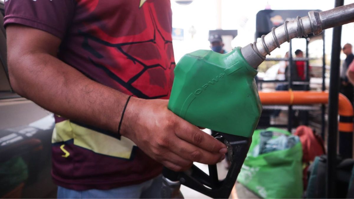 Hombre sosteniendo una bomba de gasolina