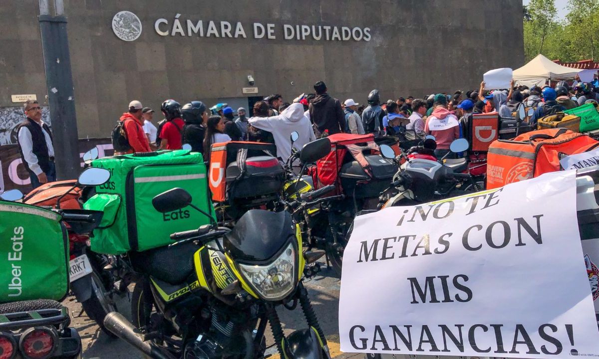 Repartidores inician huelga en las inmediaciones de la Camara de Diputados.