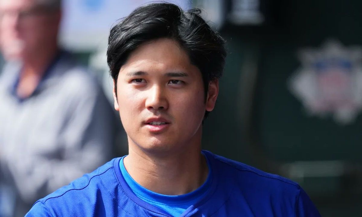 Shohei Ohtani en el dogout de los Dodgers.