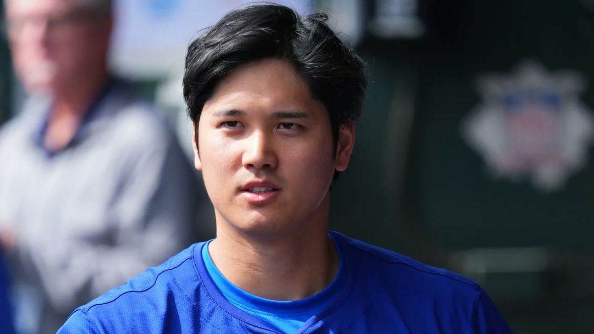 Shohei Ohtani en el dogout de los Dodgers.