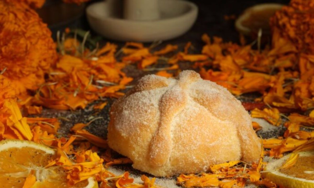 El pan de muerto es adornado con formas que representan huesos y lágrimas. Todo ello para simbolizar el llanto por los seres queridos que han partido