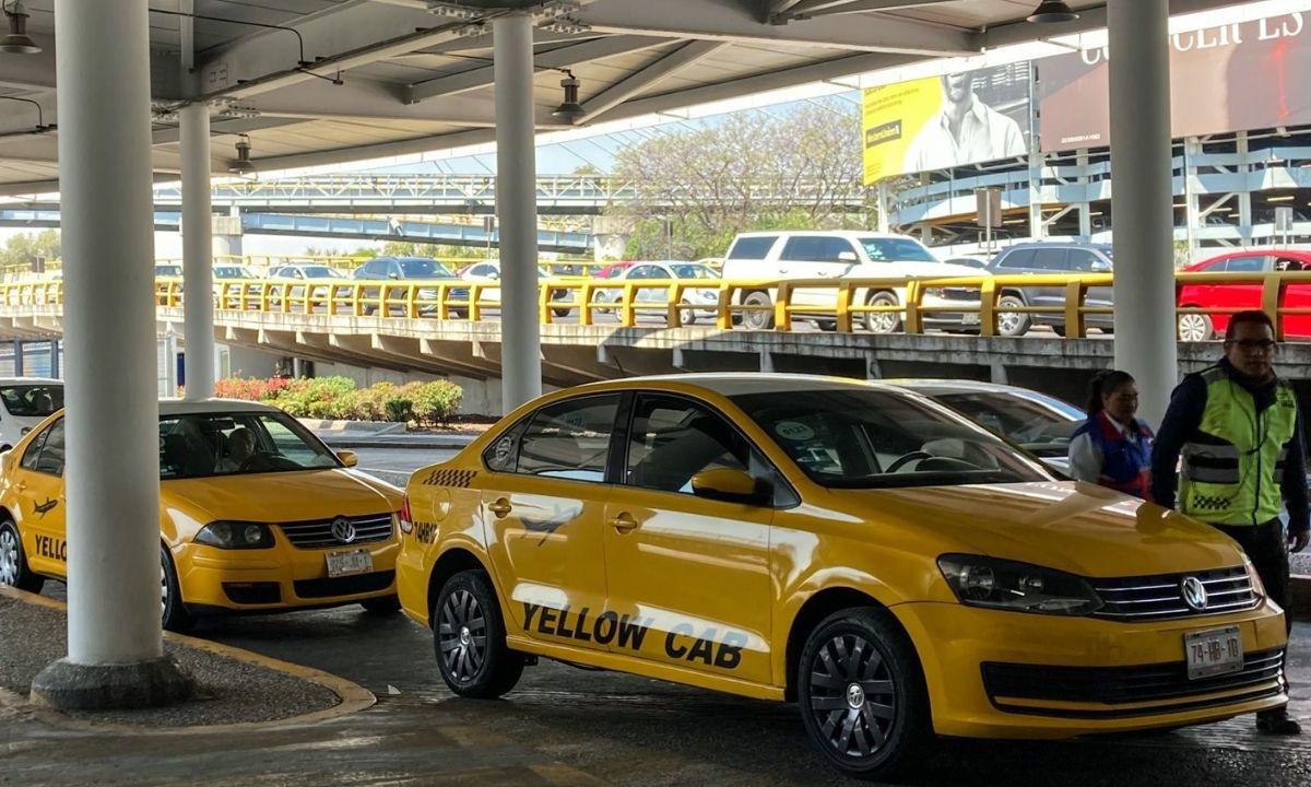 Taxistas autorizados del AICM denuncian inteento de reemplazo por taxis de aplicación.