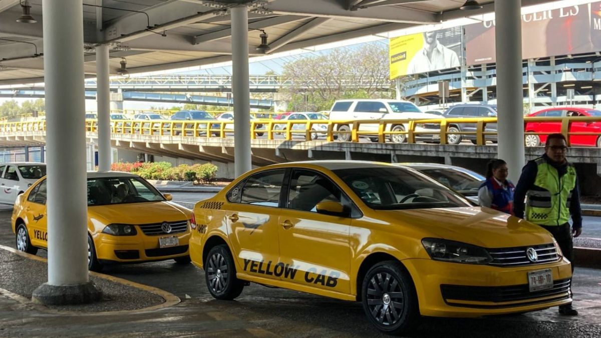 Taxistas autorizados del AICM denuncian inteento de reemplazo por taxis de aplicación.