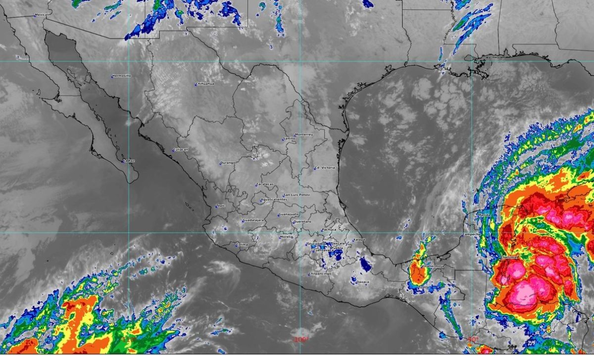 La Tormenta Tropical Nadine interaccionará con el Frente Frío número 4 y provocará lluvias torrenciales en la Península de Yucatán.