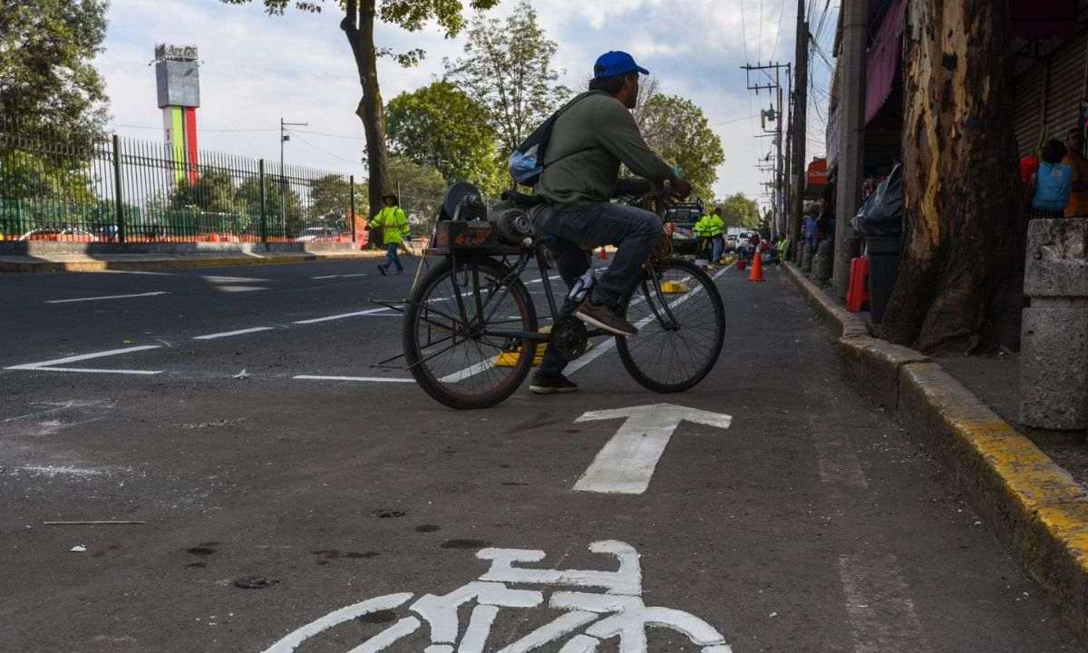 Ciclovía sobre la que circula un hombre montado en una bicicleta