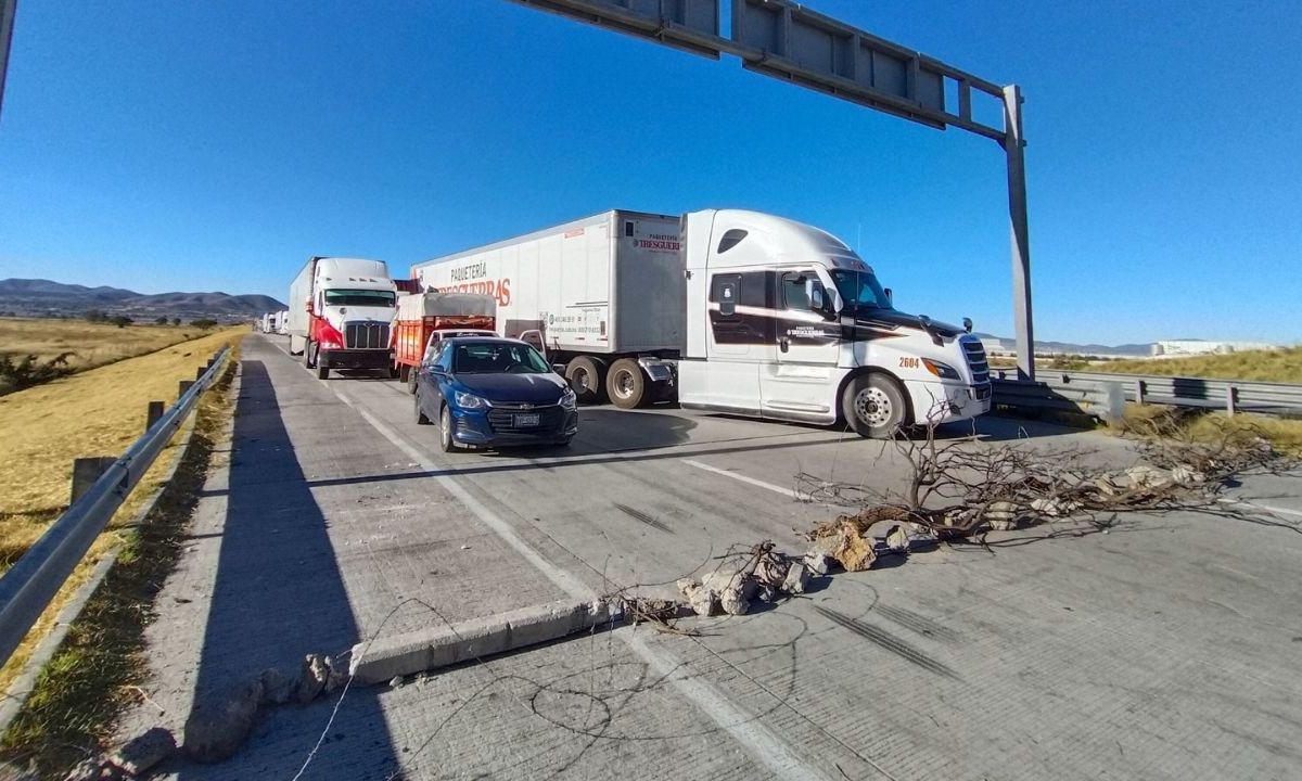 Ejidatarios bloquen el Arco Norte a la altura del kilómetro 182.