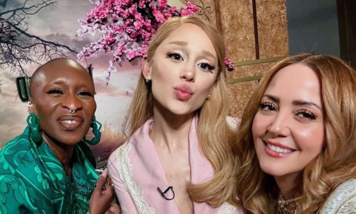 Ariana Grande y Cynthia Erivo se tomaron una selfie con Andrea Legarreta