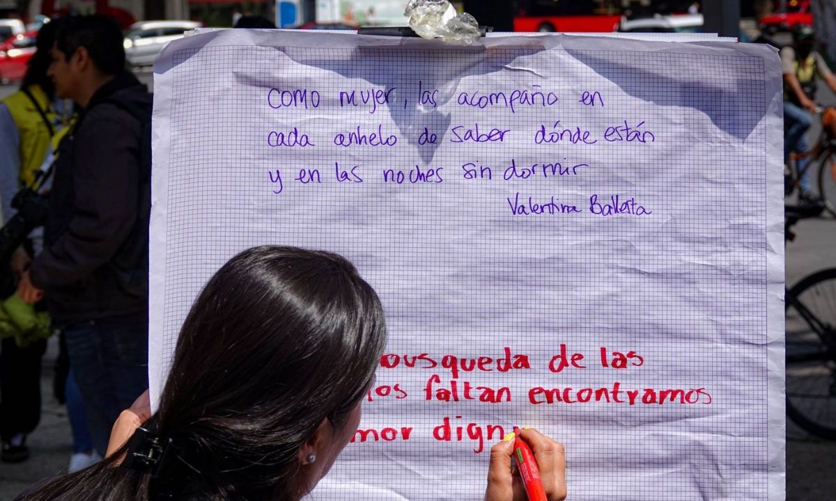 Mujer dejando un mensaje durante el lanzamiento de la campaña e informe titulado “Buscar Sin Miedo”