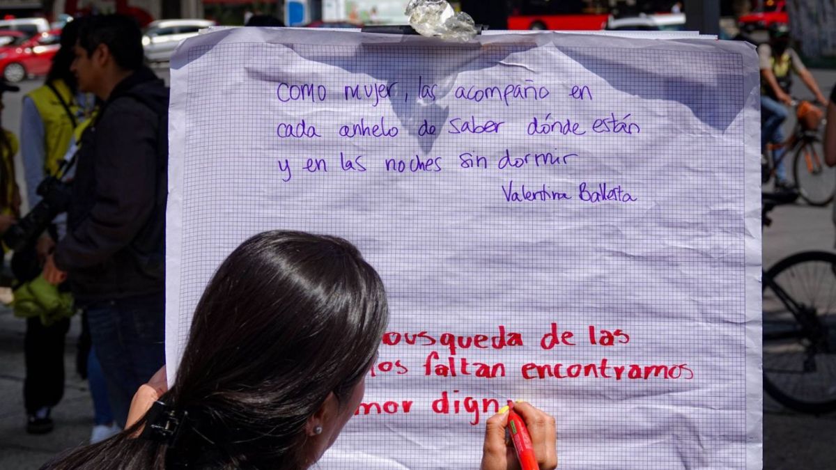 Mujer dejando un mensaje durante el lanzamiento de la campaña e informe titulado “Buscar Sin Miedo”