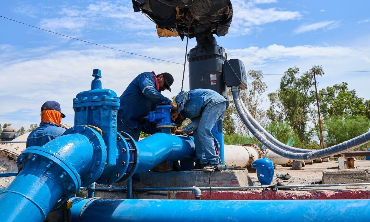 El gobernador Durazo añadió que esta obra tiene una capacidad de conducción de 800 litros por segundo, con lo cual se garantiza agua suficiente para consumo humano