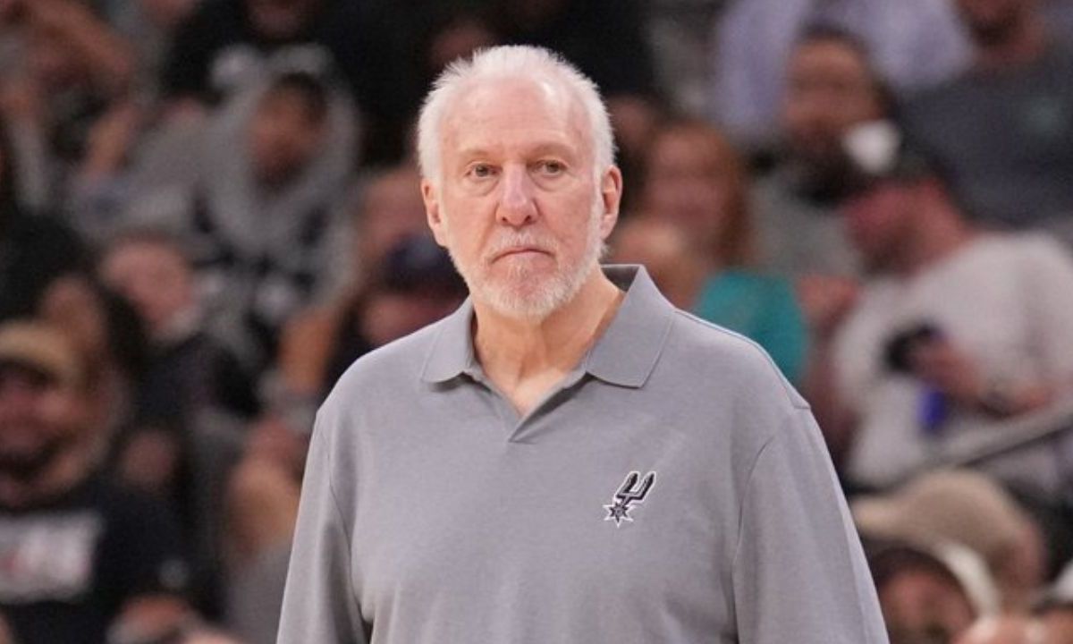 Gregg Popovich, de 75 años de edad, dejó momentáneamente el cargo de coach de los Spurs por sufrir un "leve derrame cerebral".