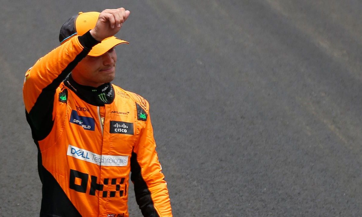 El piloto británico de McLaren, Lando Norris, saluda después de ganar la carrera Sprint en el autódromo José Carlos Pace