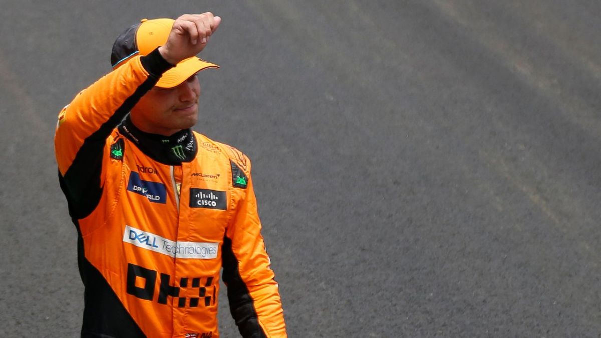 El piloto británico de McLaren, Lando Norris, saluda después de ganar la carrera Sprint en el autódromo José Carlos Pace