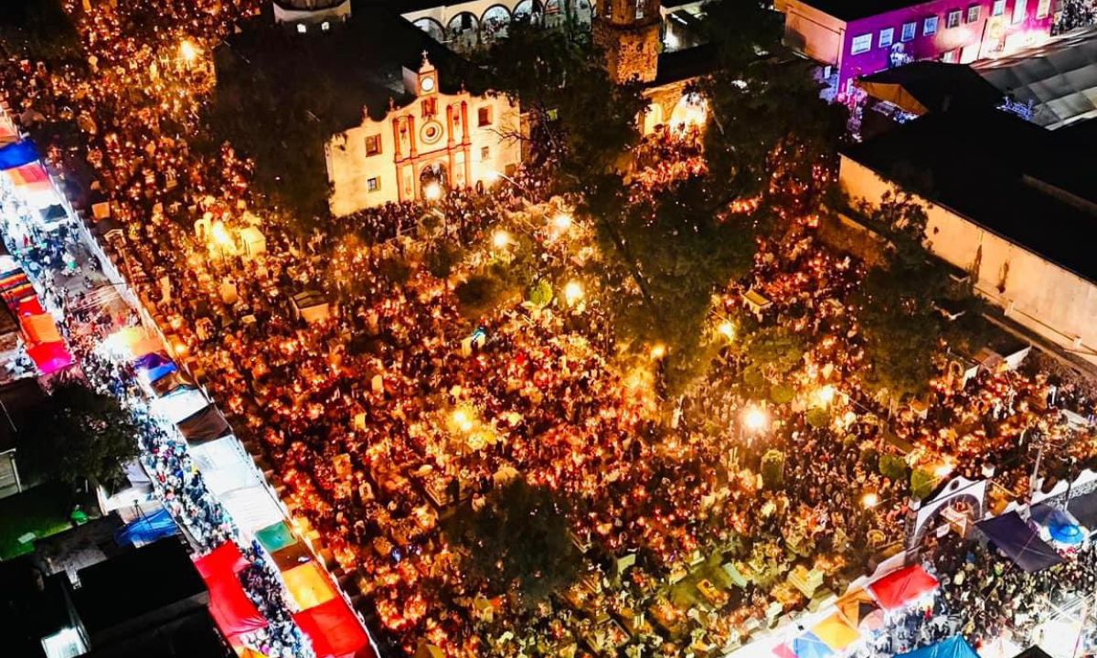 El pueblo de Mixquic recibió a las y los visitantes para que pudieran apreciar a las familias de los deudos adornar, velar y brindar por sus seres queridos