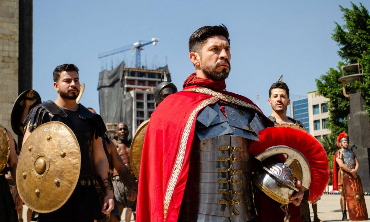 Oribe Peralta se disfraza de "Gladiador" y comanda desfile