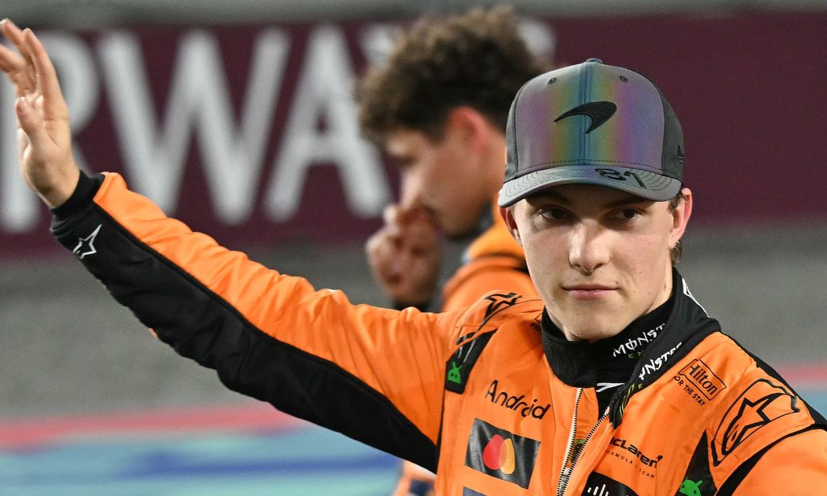 Oscar Piastri saluda a la multitud después de ganar la carrera al sprint antes del Gran Premio de Fórmula 1 de Qatar