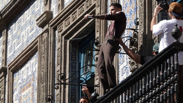 Rauw Alejandro se presentó de manera improvisada en uno de los edificios sobre la calle Madero en el Centro Histórico