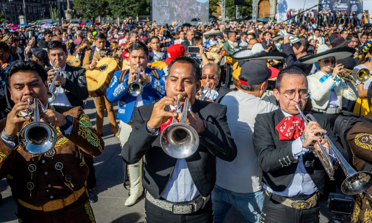 Este domingo, en el marco del Primer Congreso Mundial del Mariachis, los más de mil músicos se dieron cita en el Zócalo.