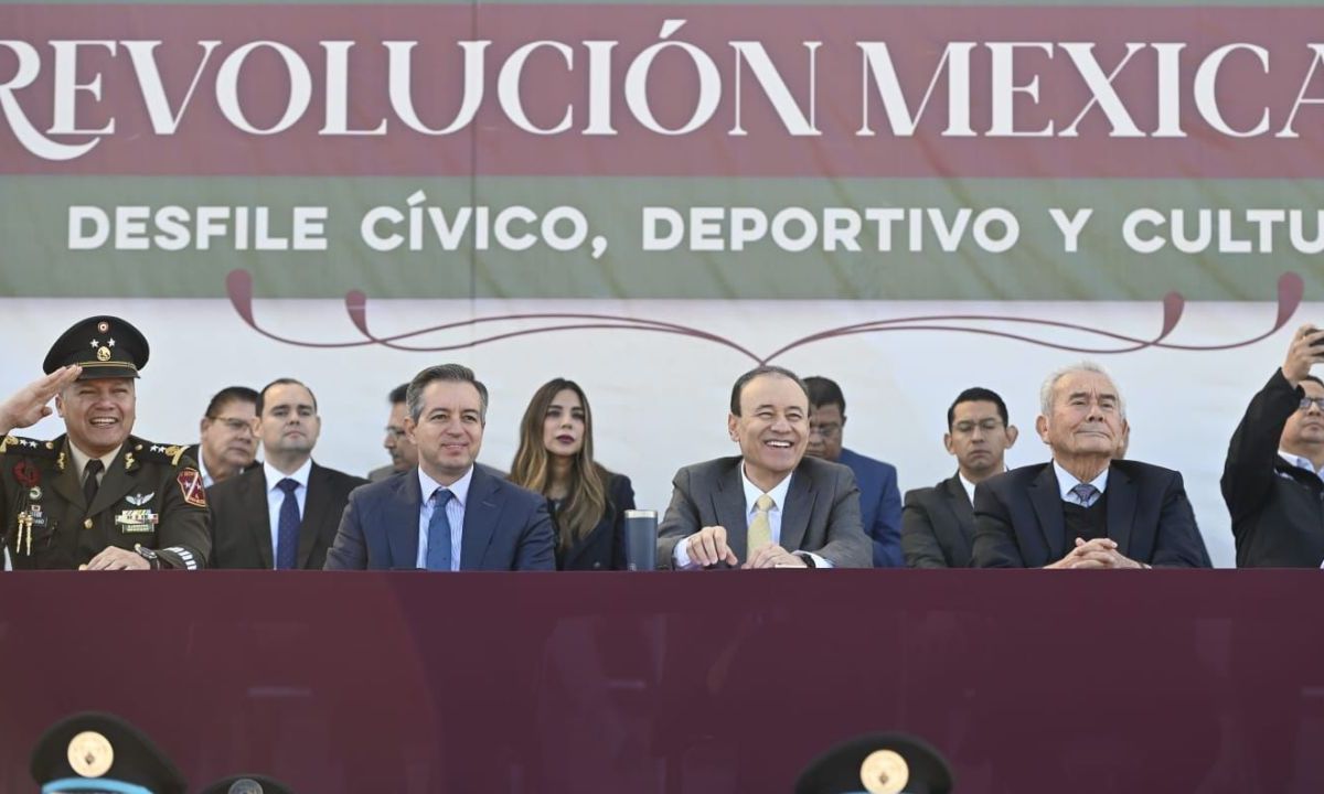 Durazo acompaña a 5 mil jóvenes en el desfile por el 114 aniversario de la Revolución Mexicana