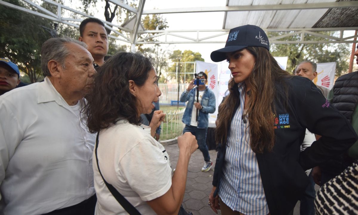 Rojo de la Vega meets with Guerrero residents