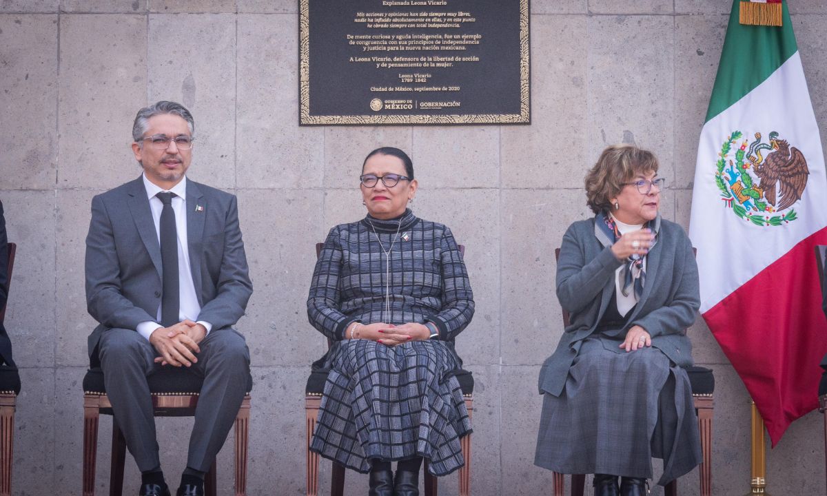 Rosa Icela Rodríguez, titular de la Segob, tomó protesta y entregó el lábaro patrio a los integrantes de la escolta del jardín de niños “Guadalupe Campos”.