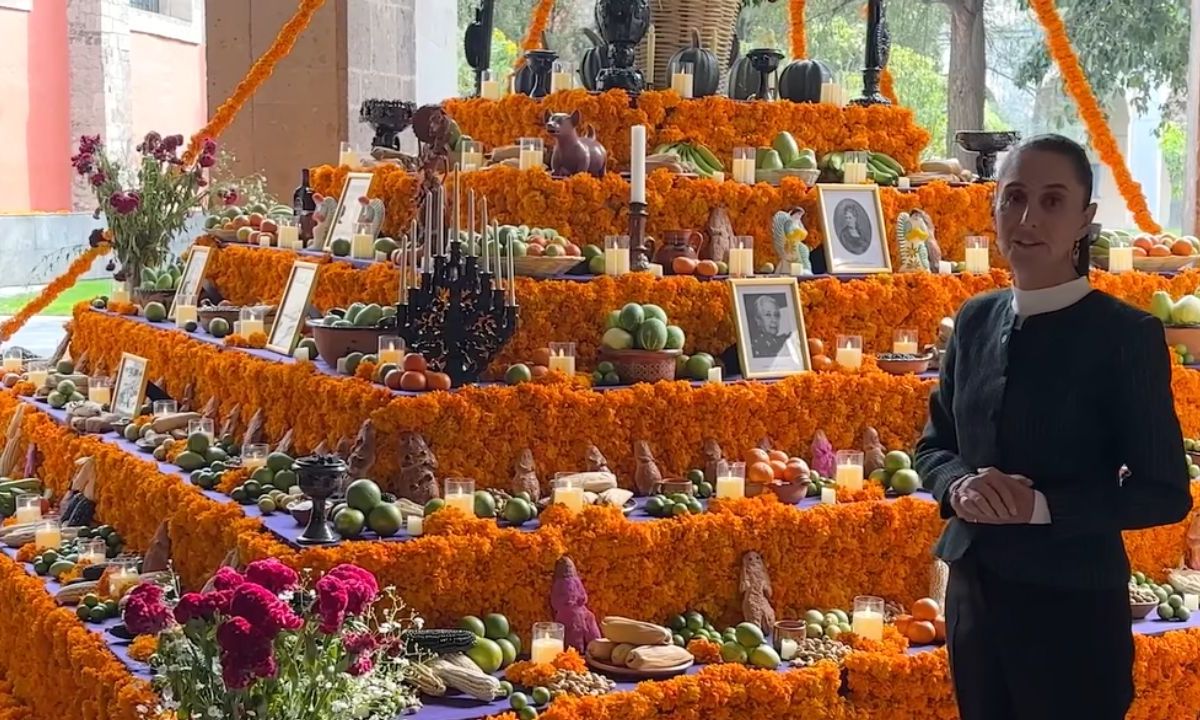 Con motivo de las celebraciones de Día de Muertos instalan ofrenda en Palacio Nacional