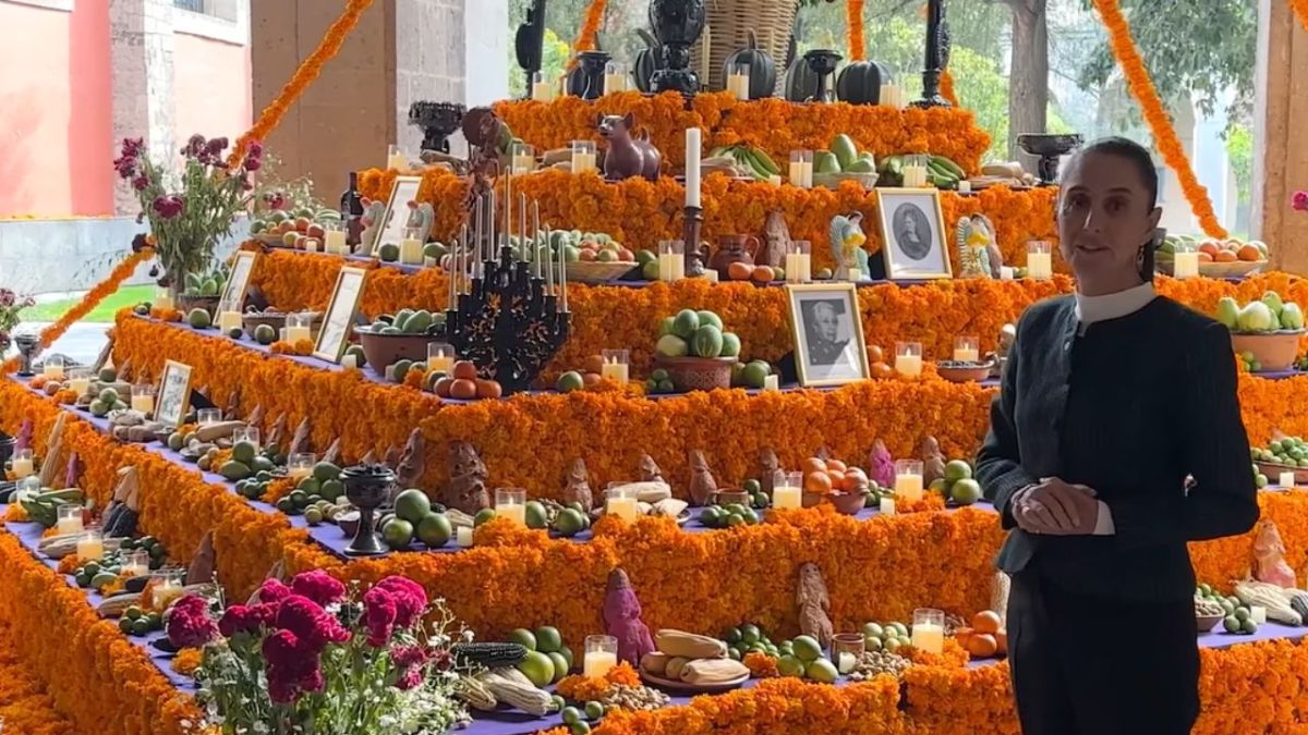 Con motivo de las celebraciones de Día de Muertos instalan ofrenda en Palacio Nacional