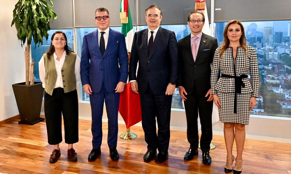 El anuncio lo dio Luis Lozano, presidente de Toyota México, en la reunión celebrada con el secretario de Economía, Marcelo Ebrard.