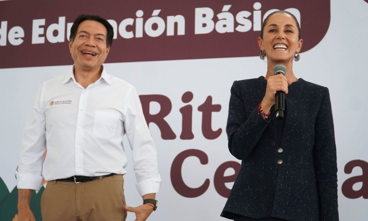 El Secretario de educación, Mario Delgado a lado de la presidenta Claudia Sheinbaum